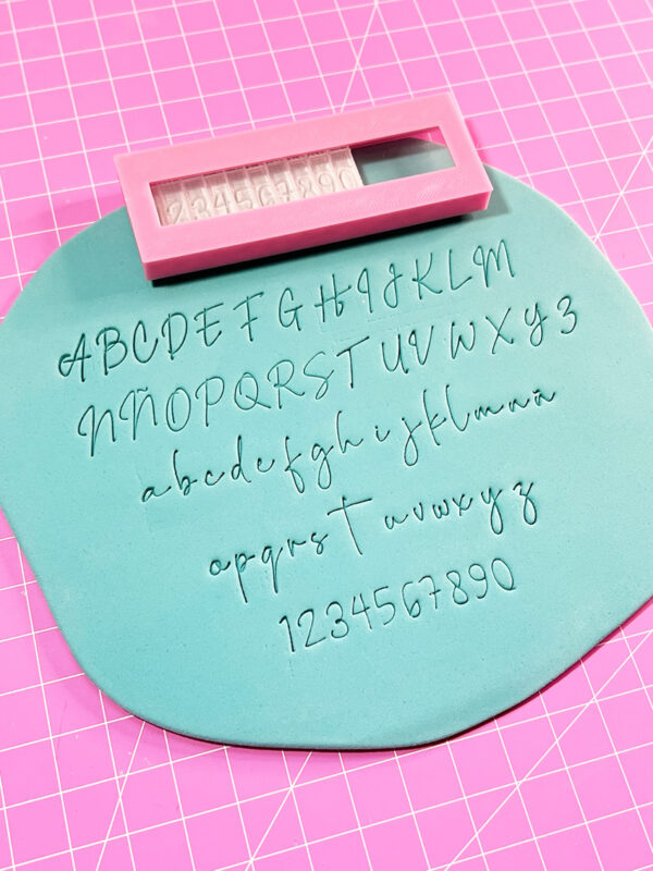 Mini Lettering cursiva y números con Aplicador y Caja Organizadora / letras abecedario